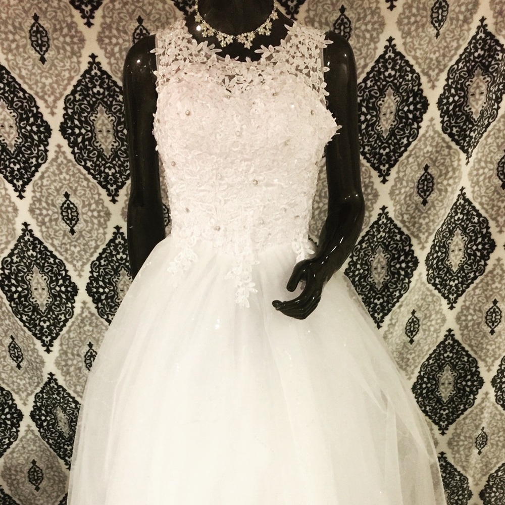 White floral sleeveless Wedding Dress